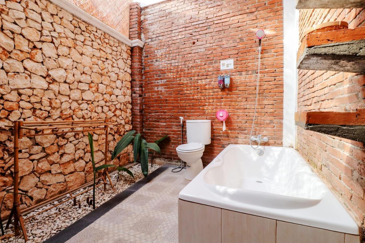 Omah Teras Bata Guesthouse Jogjakarta Buitenkant foto